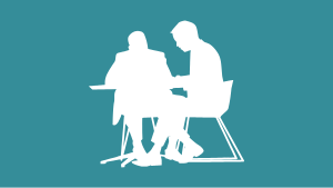 Silhouetten von zwei sitzenden Personen an einem Tisch vor türkisfarbenem Hintergrund